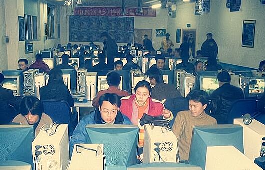 1650350451396984.jpg 当年传奇官服自毁前程的操作.jpg